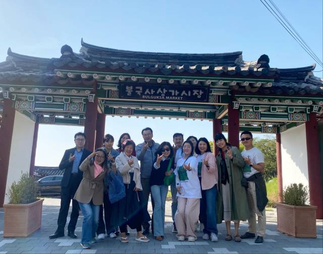 지난달 경주 불국사 인근 진현동을 찾은 농촌유토피아대학원생들이 포즈를 취하고 있다.