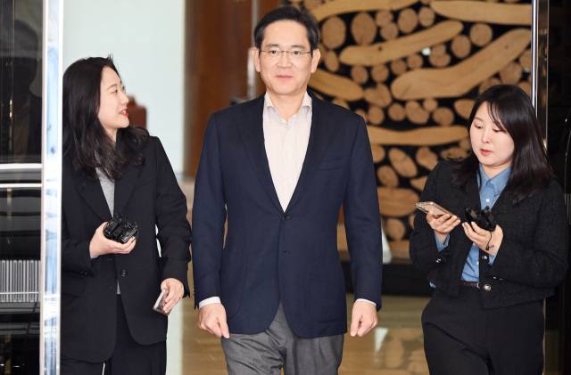 이재용 삼성전자 회장이 지난 달 9일 일본 출장을 마치고 서울 강서구 서울김포비즈니스항공센터(SGBAC)를 통해 귀국하고 있다. 오승현 기자