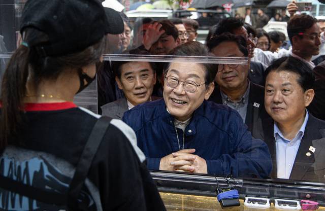 이재명 더불어민주당 대통령 후보가 1일 경기도 포천시 신읍사거리 일대에서 치킨집 사장과 대화를 하고 있다. 뉴스1