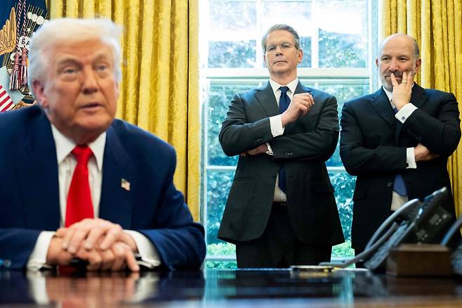 도널드 트럼프 미국 대통령(왼쪽)과 스콧 베센트 재무장관(가운데), 하워드 러트닉 상무장관. ⓒAFP PHOTO