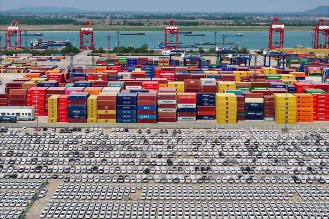 4월16일 중국 장쑤성 난징시에 위치한 한 항구에서 중국산 자동차들이 선적을 기다리고 있다. ⓒAFP PHOTO