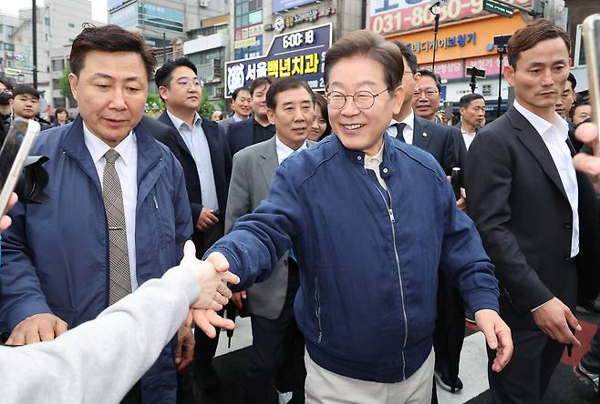 대법원이 더불어민주당 이재명 대선 후보의 공직선거법 위반 사건에 대해 유죄 취지로 파기환송 판결을 한 5월1일 이 후보가 전국 각지에서 민심을 듣는 '골목골목 경청투어'을 시작하며 경기도 포천에서 시민들과 만나고 있다. ⓒ연합뉴스