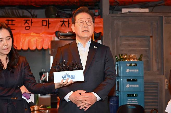 이재명 더불어민주당 대선 후보가 1일 서울 종로구의 한 포차 식당에서 '당신의 하루를 만드는 보이지 않는 영웅들'이란 주제로 배달 라이더, 택배기사 등 비(非)전형 노동자들과의 간담회를 마친 뒤 대법원 판결에 대한 입장을 밝히고 있다. ⓒ공동취재