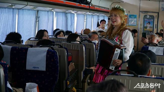 ‘충남 레트로 낭만열차’에서 진행하는 싱어롱 프로그램. 아코디언을 연주하며 경쾌한 멜로디의 요들을 부르는 공연자와 승객들이 한데 어우러져 흥겹다 충남|김재범 기자 oldfield@donga.com