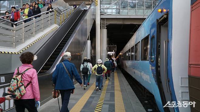 서울역에서 출발하는 ‘충남 레트로 낭만 열차’. 오전 7시 13분 출발이라는 조금 빡빡한 일정이지만 당일여행 코스로 꽤 알차게  여러 명소를 돌아볼 수 있다   충남｜김재범 기자 oldfield@donga.com