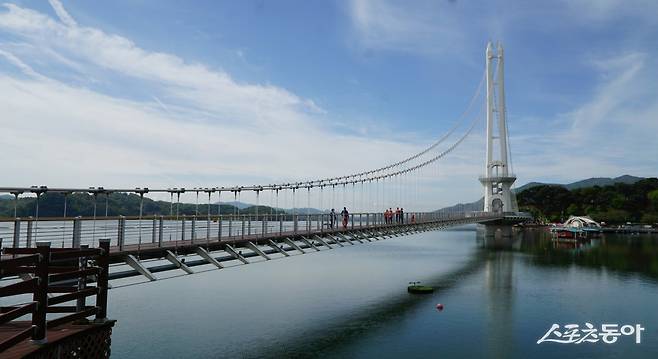 파란 하늘, 수면의 반영과 어우러진 예산 예당호 출렁다리. 폭 5m, 길이&nbsp;402m의 국내 최장 출렁다리로 예산 여행의 필수 방문코스다                   충남｜김재범 기자 oldfield@donga.com