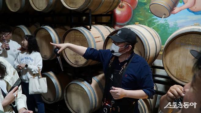 방문객들에게 사과술에 대해 설명하는 예산 은성농원의 정제민 대표.   사과술 시드르와 칼바도스를 생산, 판매하는 곳으로 이곳을 방문하면 시음과 투어 프로그램에 참여할 수 있다      충남｜김재범 기자 oldfield@donga.com