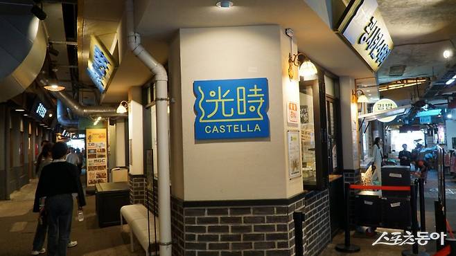 예산시장 내부. 1926년 문을 100년 가까운 역사의 전통시장으로 최근 내부를 리모델링했는데 60년 전통 국밥, 선봉국수, 백술상회, 사과당, 광시카스테라, 낙원약과 등 다양한 먹거리가 인기다 충남|김재범 기자 oldfield@donga.com