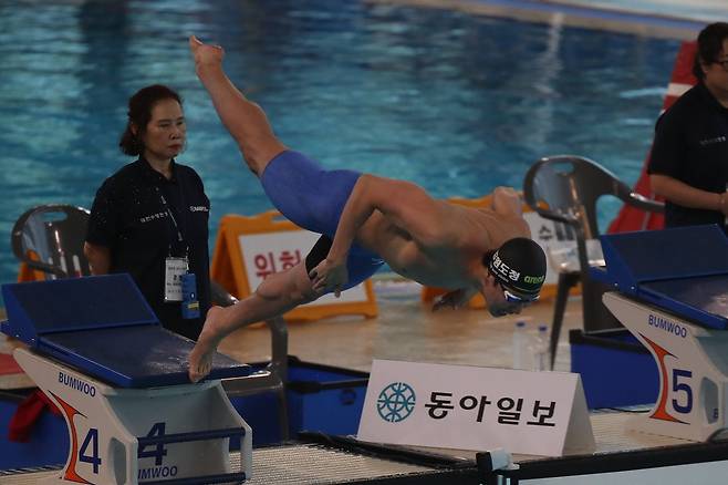 김민준이 1일 김천실내수영장에서 열린 제97회 동아수영대회 3일째 남자일반부 평영 50m 결선에서 28초23의 기록으로 가장 먼저 터치패드를 찍었다. 지난해 대회 5관왕을 달성한 그는 이번 대회 첫 금메달을 신고했다. 사진은 지난해 대회 자유형 100m에 출전한 모습. 스포츠동아DB