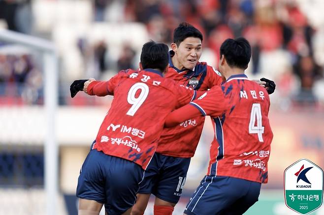 이동경(가운데)과 유강현(왼쪽) | 프로축구연맹 제공
