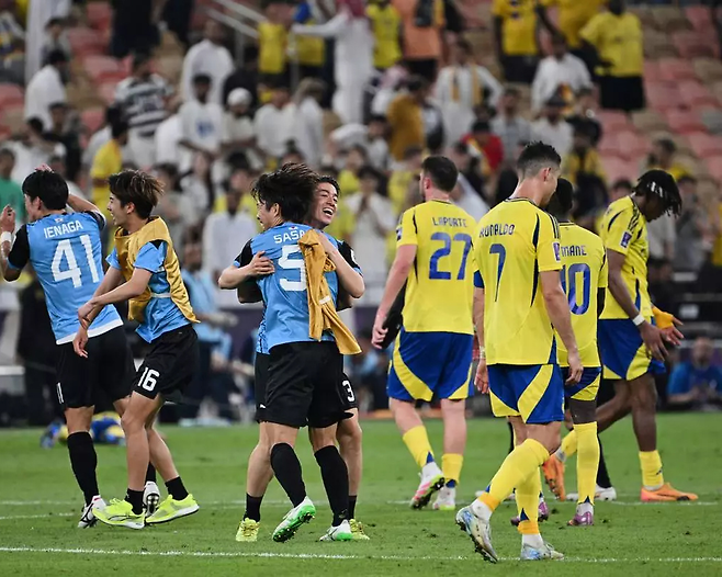 일본 J리그 가와사키 선수들이 1일 크리스티아누 호날두(오른쪽에서 세 번째)가 버틴 사우디 알나스르와의 ACLE 준결승 경기에서 승리한 뒤 기뻐하고 있다. AP연합뉴스