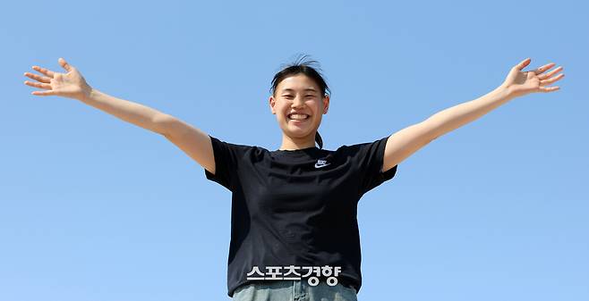 WKBL 신한은행 에스버드에서 뛰고 있는 재일교포 출신 홍유순 선수가 29일 경기 용인시 신한은행 블루캠퍼스에서 인터뷰를 마친 후 포즈를 취하고 있다. 2025.04.29 /서성일 선임기자