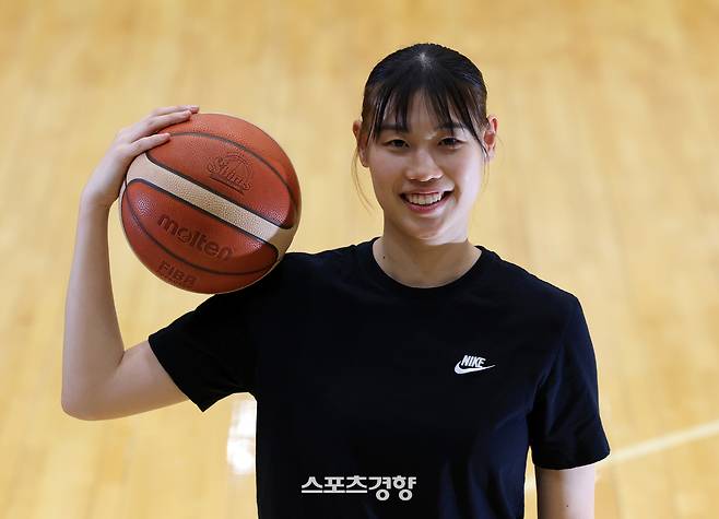 WKBL 신한은행 에스버드에서 뛰고 있는 재일교포 출신 홍유순 선수가 29일 경기 용인시 신한은행 블루캠퍼스 농구장에서 인터뷰를 마친 후 포즈를 취하고 있다. 2025.04.29 /서성일 선임기자