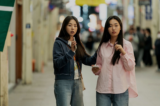 작품 속 안소희(왼쪽)와 박정연.