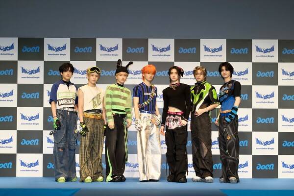 ▲ 6월 11일 데뷔 싱글 '더 블루 선'을 발표하는 아오엔. 왼쪽부터 유우주 루카 레오 쿄스케 소타 가쿠 하쿠. 제공|하이브 레이블즈