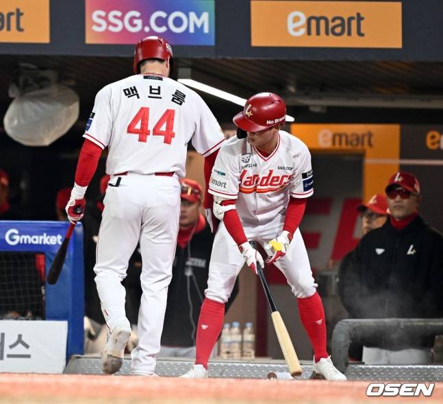 맥브룸(왼쪽)이 29일 삼성전 8회말 무사 1,2루에서 최상민과 교체되고 있다.