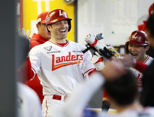 맥브룸(왼쪽)이 동점 투런 홈런을 날리고 더그아웃에서 동료들과 세리머니를 하고 있다. /사진=SSG 랜더스 제공