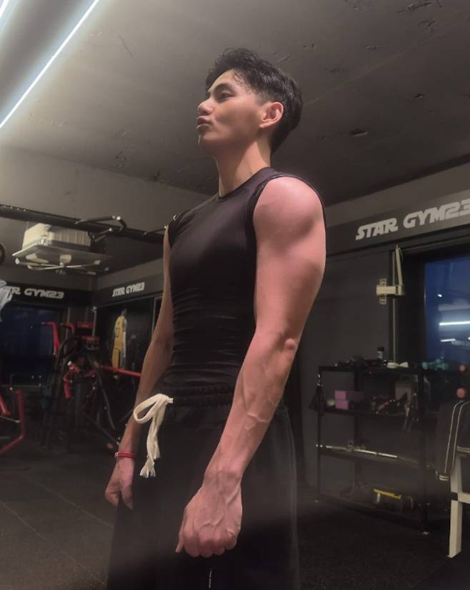 "꽃보다 김태형♥" 방탄소년단 뷔, 감성 벚꽃+탄탄 근육