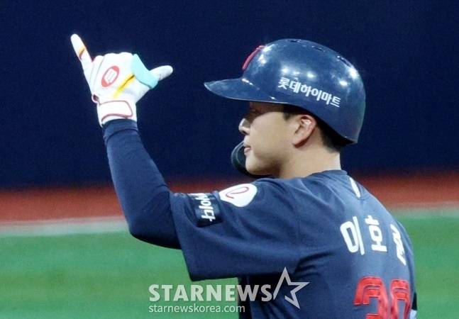 롯데 이호준이 지난달 30일 고척 키움전 4회초 2사 1, 3루에서 1타점 적시 2루타를 날리고 출루한 후 세리머니를 하고 있다. /사진=김진경 대기자
