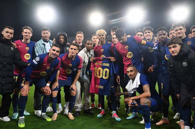 라민 야말(100 유니폼)의 FC바르셀로나 100번째 공식 경기 출전을 축하하는 선수들. /사진=FC바르셀로나 공식 사회관계망서비스(SNS)