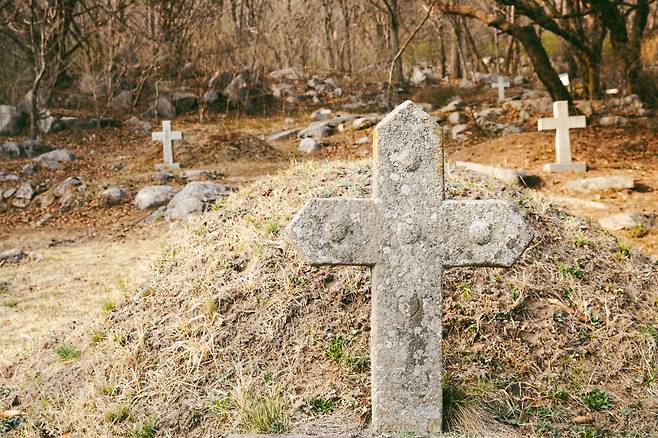 순교자 묘에 세워진 십자가 비석