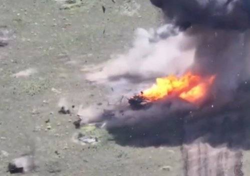 우크라이나군 당국이공개한 영상에서러시아군 탱크가 드론공격을 받고 화염에휩싸여 있다. 우크라이나 국방부 X(옛 트위터) 계정