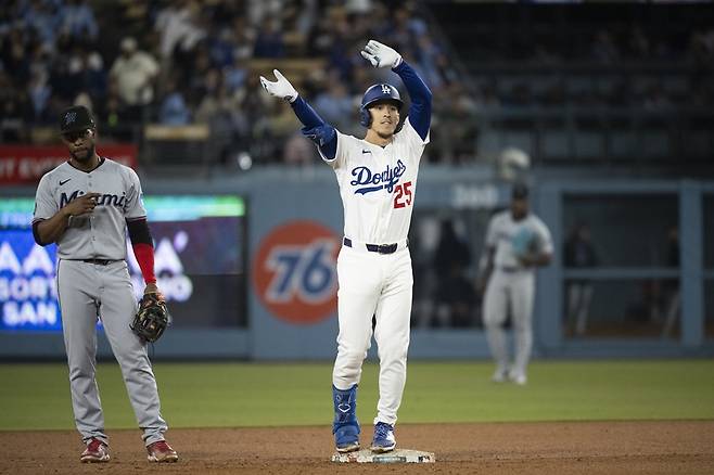 다저스 멀티 플레이어 에드먼(25번)은 올 시즌 팀 내 홈런, 타점 2위 등 맹활약을 이어가고 있다. 내년 3월 열릴 WBC에서 대표팀에 큰 힘이 될 수 있을지 벌써 많은 관심이 쏠린다. 연합뉴스 AP