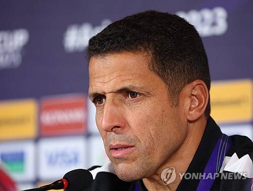 이라크 매체 '알라비아스포츠'가 1일(한국시간) 후세인 아무타 감독과 협상이 결렬된 뒤, 이라크축구협회가 엑토르 쿠페르를 포함해 헬리오 수자, 틴틴 마르케스 로페스 감독을 차기 축구 국가대표팀 감독 후보로 두고 있다고 보도했다.&nbsp;  이어 현지에서는 엑토르 쿠페르 감독과 먼저 이라크축구협회가 줌 미팅을 가졌다는 보도가 나오면서 쿠페르 감독이 1순위 후보로 거론되고 있다.&nbsp;연합뉴스