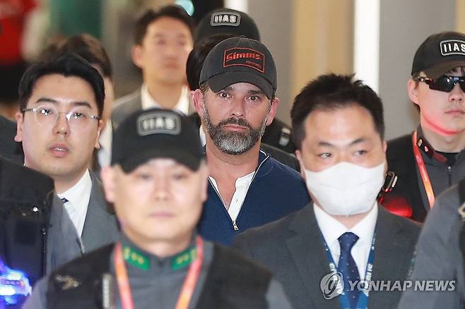 출국하는 트럼프 주니어 (영종도=연합뉴스) 윤동진 기자 = 도널드 트럼프 미국 대통령의 장남 트럼프 주니어가 국내 재계총수와의 면담을 마친 후 30일 인천국제공항을 통해 출국하고 있다. 2025.4.30 [공동취재] mon@yna.co.kr