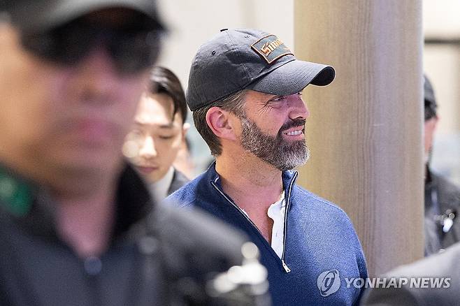 출국하는 트럼프 주니어 (영종도=연합뉴스) 윤동진 기자 = 도널드 트럼프 미국 대통령의 장남 트럼프 주니어가 국내 재계총수와의 면담을 마친 후 30일 인천국제공항을 통해 출국하고 있다. 2025.4.30 [공동취재] mon@yna.co.kr