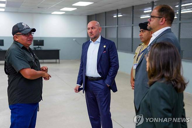엘살바도르 교정 관리와 대화하는 에콰도르 국방 장관(가운데)과 내무 장관(오른쪽 두번째) [엘살바도르 대통령실 제공. 테콜루카 AFP=연합뉴스. 재판매 및 DB 금지]