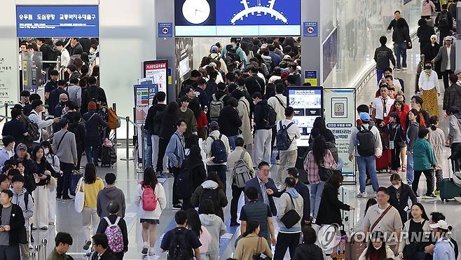 연휴 출국 인파 (영종도=연합뉴스) 이진욱 기자 = 1일부터 엿새간 이어지는 황금연휴를 앞둔 지난달 30일 인천국제공항 제1여객터미널 출국장에서 승객들이 탑승 수속을 위해 줄을 서고 있다. 2025.5.1 cityboy@yna.co.kr