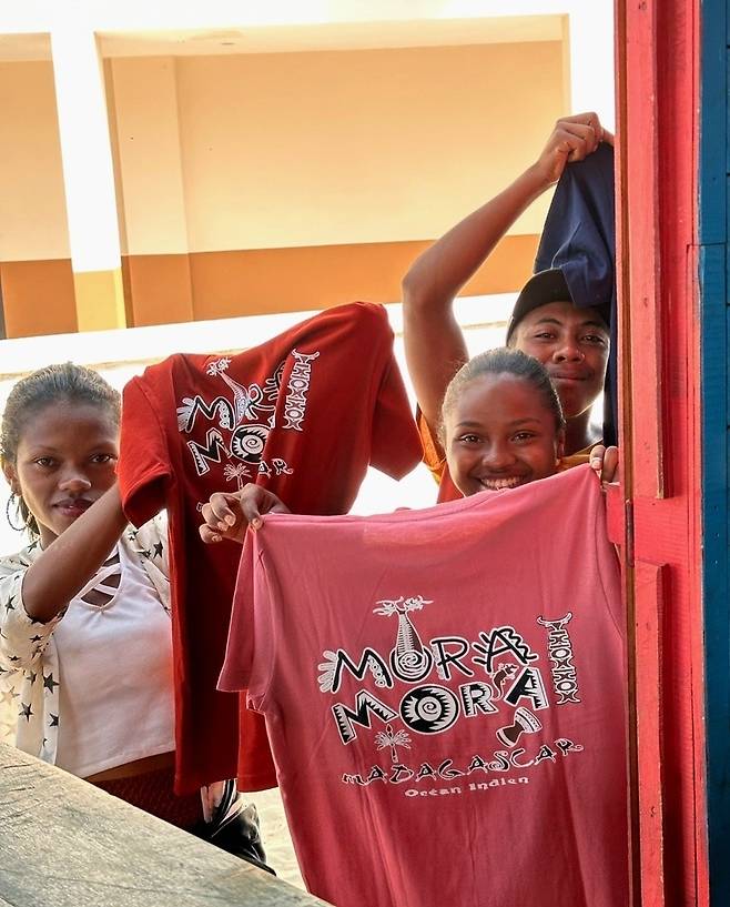 마다가스카르에서 티셔츠를 파는 사람들 '모라모라'(mora mora)는 현지어로 '천천히 천천히'라는 뜻이다. 2024.8.4.[이은별 제공. 재판매 및 DB 금지]