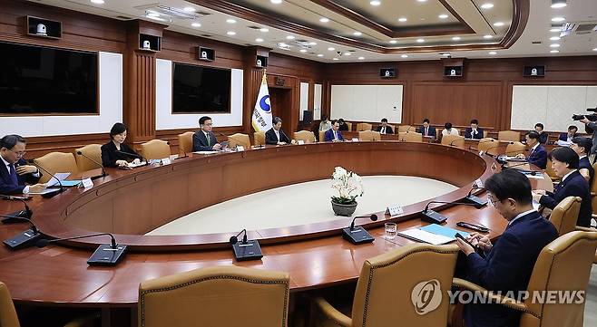 발언하는 최상목 부총리 (서울=연합뉴스) 최재구 기자 = 최상목 부총리 겸 기획재정부 장관이 1일 서울 종로구 정부서울청사에서 열린 경제관계장관회의 겸 산업경쟁력강화 관계 장관회의에서 발언하고 있다. 2025.5.1 jjaeck9@yna.co.kr