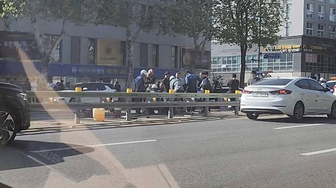 강동구 길동사거리 싱크홀 발생 [독자 제공, 재판매 및 DB금지]