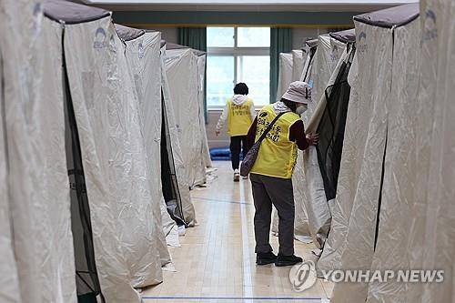 주민 떠난 대피소 (대구=연합뉴스) 김현태 기자 = 1일 오전 대구 북구 동변중학교에 마련된 산불 대피소에서 자원봉사자들이 산불이 잦아들며 대피했던 주민들이 떠난 텐트를 살펴보고 있다. 2025.5.1 mtkht@yna.co.kr