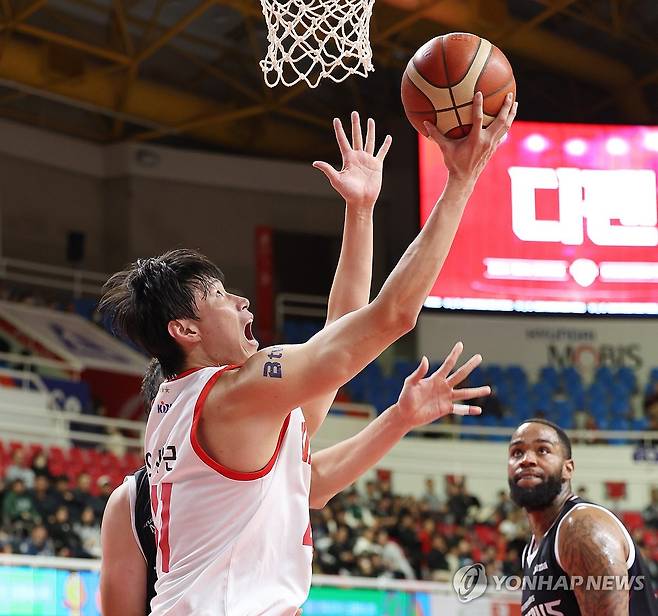 오세근 골밑슛 (울산=연합뉴스) 김용태 기자 = 6일 울산 동천체육관에서 열린 2024-2025 KCC 프로농구 울산 현대모비스와 서울 SK의 경기에서 SK 오세근이 골밑슛하고 있다. 2024.11.6 yongtae@yna.co.kr