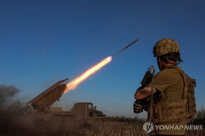 도네츠크주 포크로우스크 인근에서 다연장 로켓포를 발사 중인 우크라이나군 병사의 모습 [로이터 연합뉴스 자료사진. 재판매 및 DB 금지]
