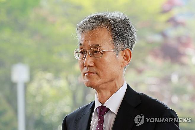 조희대 대법원장 출근 (서울=연합뉴스) 신현우 기자 = 조희대 대법원장이 24일 서울 서초구 대법원으로 출근하고 있다.
    대법원 전원합의체는 이날 이재명 전 더불어민주당 대표의 공직선거법 위반 혐의 사건 두 번째 기일을 열어 사건을 심리한다. 2025.4.24 nowwego@yna.co.kr