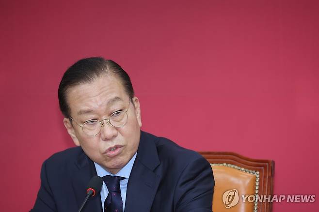 권영세 비상대책위원장, 파기환송 관련 기자회견 (서울=연합뉴스) 박동주 기자 = 국민의힘 권영세 비상대책위원장이 1일 서울 여의도 국회에서 공직선거법 위반 혐의로 기소된 더불어민주당 이재명 대선후보에게 무죄를 선고한 2심 판결이 대법원에서 유죄 취지로 파기 환송된 것과 관련해 기자회견을 하고 있다. 2025.5.1 pdj6635@yna.co.kr