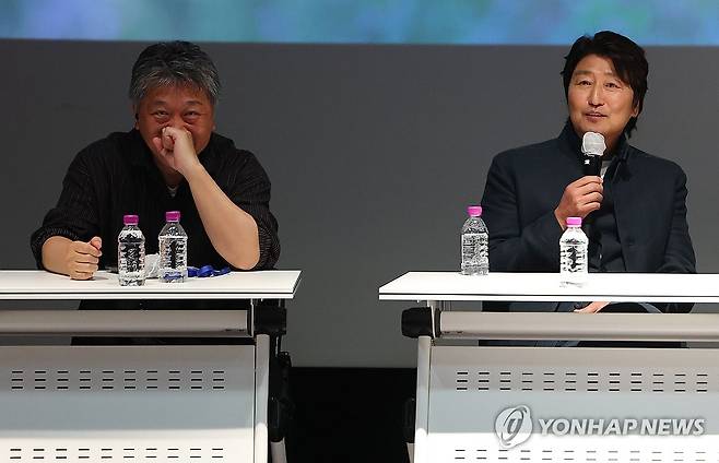 웃음꽃 피는 배우 송강호의 답변 (서울=연합뉴스) 김도훈 기자 = 1일 서울 종로구 씨네큐브에서 열린 '어느 가족' 씨네토크에서 배우 송강호가 사회자 질문에 답하고 있다.
왼쪽은 고레에다 히로카즈 감독. 2025.5.1 superdoo82@yna.co.kr