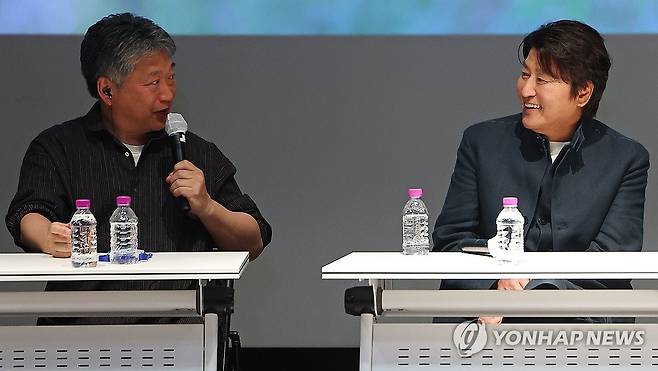 화기애애한 씨네토크 (서울=연합뉴스) 김도훈 기자 = 1일 서울 종로구 씨네큐브에서 열린 '어느 가족' 씨네토크에서 고레에다 히로카즈 감독이 사회자 질문에 답하고 있다.
오른쪽은 배우 송강호. 2025.5.1 superdoo82@yna.co.kr