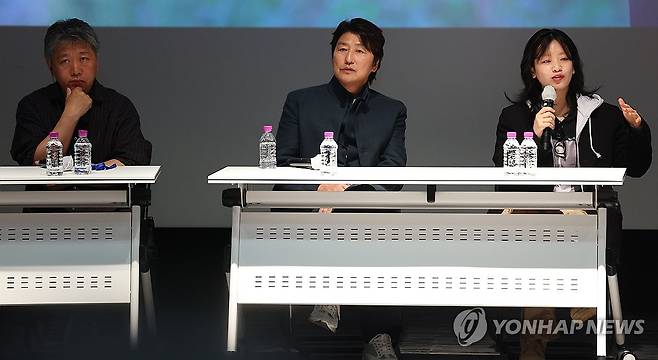'어느 가족' 씨네토크, 인사말하는 배우 이주영 (서울=연합뉴스) 김도훈 기자 = 1일 서울 종로구 씨네큐브에서 열린 '어느 가족' 씨네토크에서 배우 이주영이 인사말을 하고 있다.
    왼쪽부터 고레에다 히로카즈 감독, 배우 송강호, 이주영. 2025.5.1 superdoo82@yna.co.kr