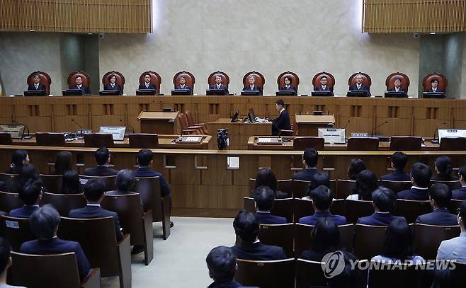 대법, 이재명 '선거법 위반' 무죄판결 파기환송 (서울=연합뉴스) 조희대 대법원장을 비롯한 대법관들이 1일 서울 서초구 대법원에서 더불어민주당 이재명 대선 후보의 공직선거법 위반 사건 상고심 선고를 위해 참석해 있다. 2025.5.1 [사진공동취재단] photo@yna.co.kr