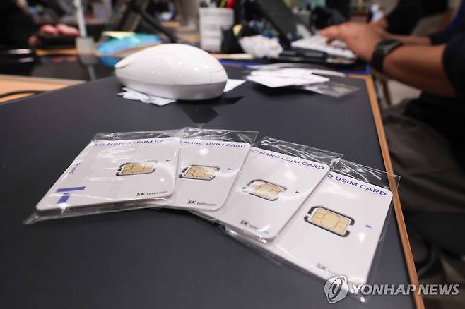 유심 교체 시작한 SKT…재고 부족에 혼란 예상 (서울=연합뉴스) 서대연 기자 = 가입자 유심(USIM) 정보를 탈취당한 SK텔레콤이 유심 무료교체 서비스를 시작한 28일 서울 시내 한 SKT 대리점에 유심이 놓여있다.
    SK텔레콤은 현재 약 100만개의 유심을 보유하고 있고 다음 달 말까지 약 500만개의 유심을 추가로 확보할 예정이라고 전날 밝혔다. 교체 대상자는 SK텔레콤 가입자 2천300만명과 이 회사 망을 사용하는 알뜰폰 가입자 187만명을 합해 모두 2천500만명에 달하는 것으로 나타났다. 2025.4.28 dwise@yna.co.kr
