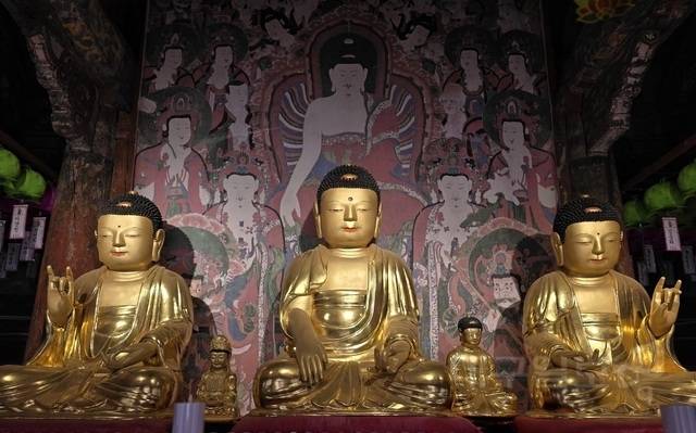 대웅전에 모신 목조석가여래삼불좌상, 1636년 조각승 현진이 제작했다. 김진홍 기자
