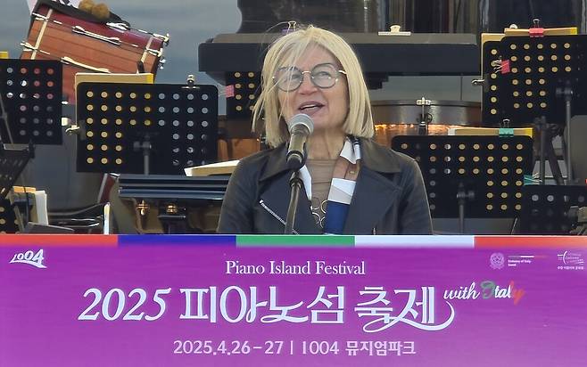 '2025 피아노섬 축제'에는 에밀리아 가토 주한이탈리아 대사도 참석했다. 축사 중인 에밀리아 가토 대사 ⓒ제주의소리 김봉현 선임기자