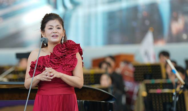 이탈리아와 프랑스 등 유럽 무대에서 콜로라투라 소프라노로 활동하고 있고, 이번 축제의 음악감독을 맡은 박성희가 '2025 피아노섬 축제' 개막식에서 열창하고 있다. ⓒ제주의소리 김봉현 선임기자