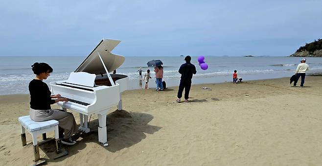 신안군 자은도 피아노섬에서 열린 '2025 피아노섬 축제'를 찾은&nbsp;이름 모를 피아니스트의 '섬 집 아기' 연주가 양산해변 파도소리와 하모니가 되어&nbsp;바다가 불러주는 자장노래처럼 들린다.&nbsp; ⓒ제주의소리 김봉현 선임기자&nbsp;