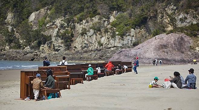 신안군 자은도 피아노섬에서 열린 '2025 피아노섬 축제'를 찾은 가족단위 방문객들이 해변에서 여유럽게 축제를 만끽하고 있다. / 사진=신안군